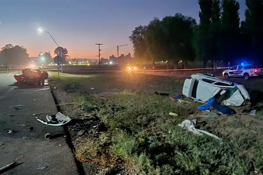 El Renault Logan blanco y el Audi Rojo, ambos destruidos luego de la colisi&oacute;n (foto Diario de Cuyo)
