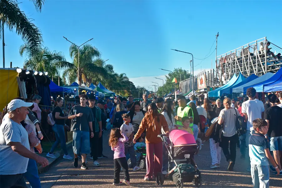 Fiesta Nacional de la Apicultura (foto Municipalidad de Maci&aacute;)