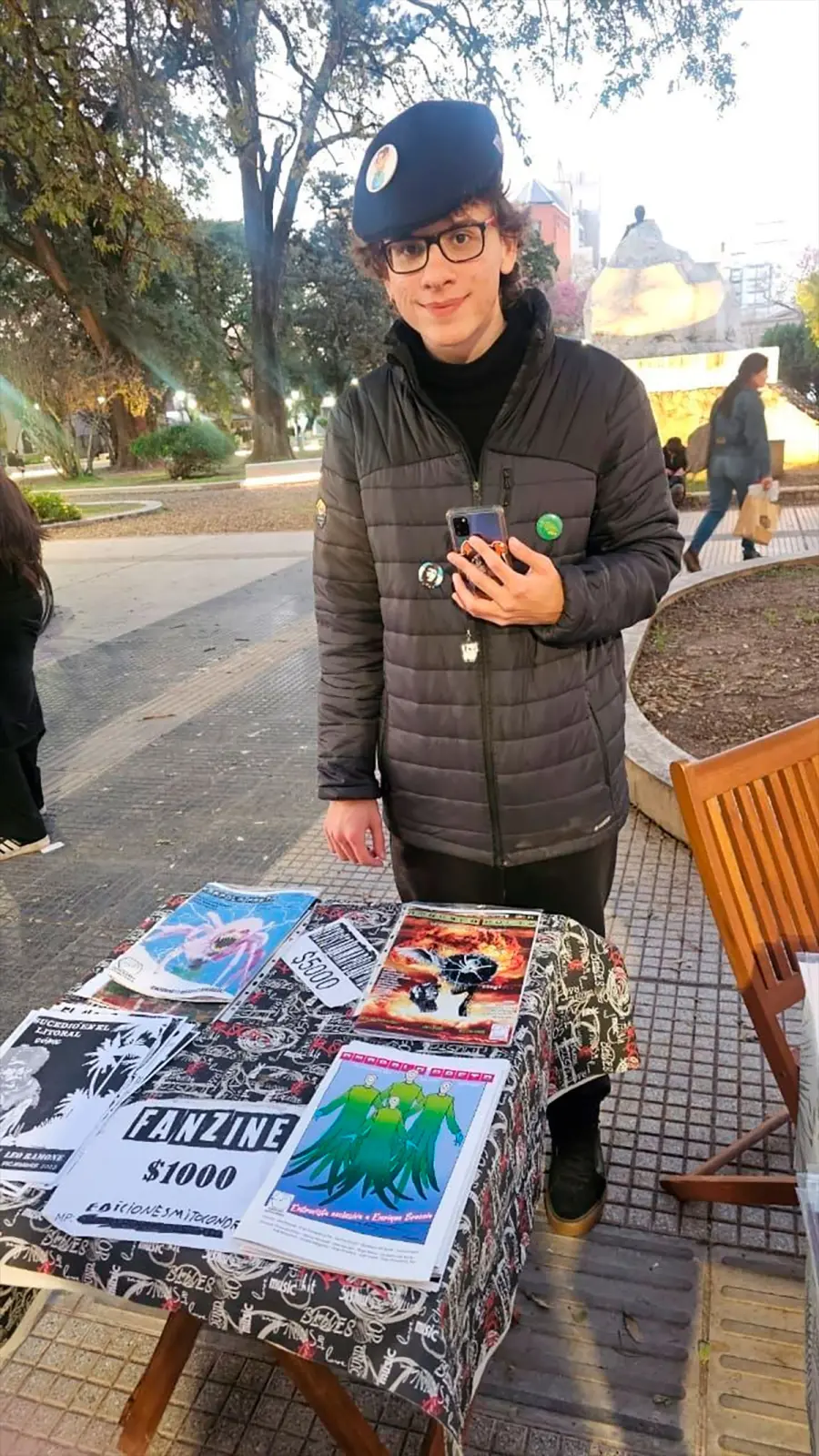 Santino Guglieri vendiendo fanzines de una editorial independiente con la que colabora.