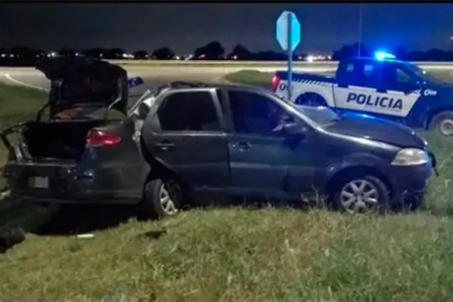 As&iacute; qued&oacute; el auto tras chocar el poste