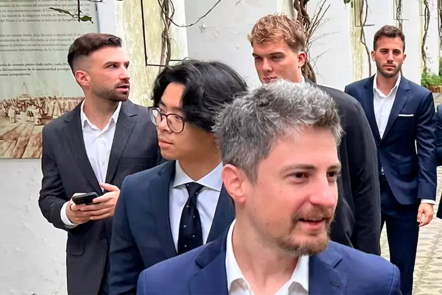 A la izquierda, Novelli junto a otros empresarios / La Naci&oacute;n