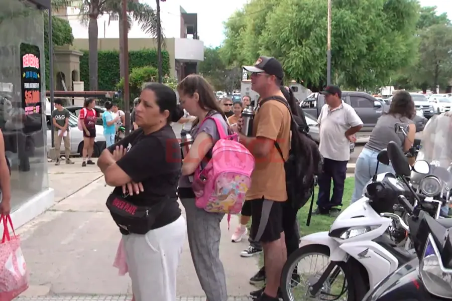 Filas para la renovaci&oacute;n del boleto estudiantil. Foto: Elonce.