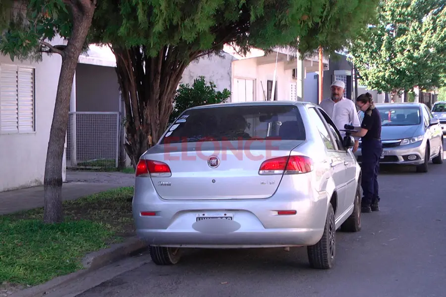 Hallaron abandonado un auto robado en Paran&aacute; (foto Elonce)