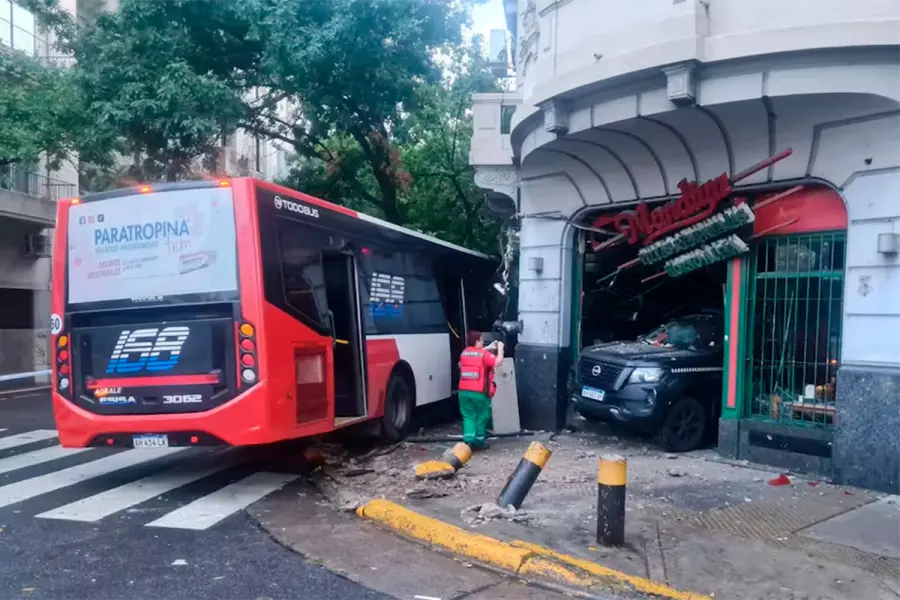 Chocaron un colectivo y un patrullero que pas&oacute; en rojo