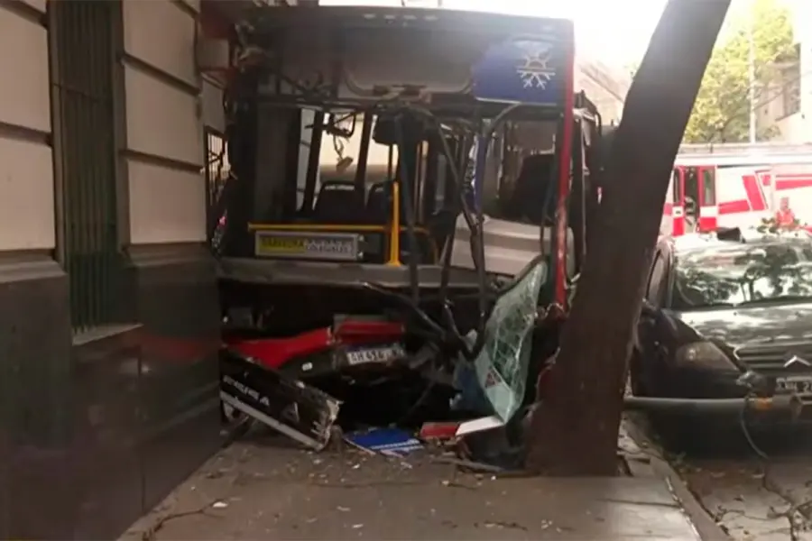 El colectivo qued&oacute; arriba de la vereda, con la parte delantera destruida