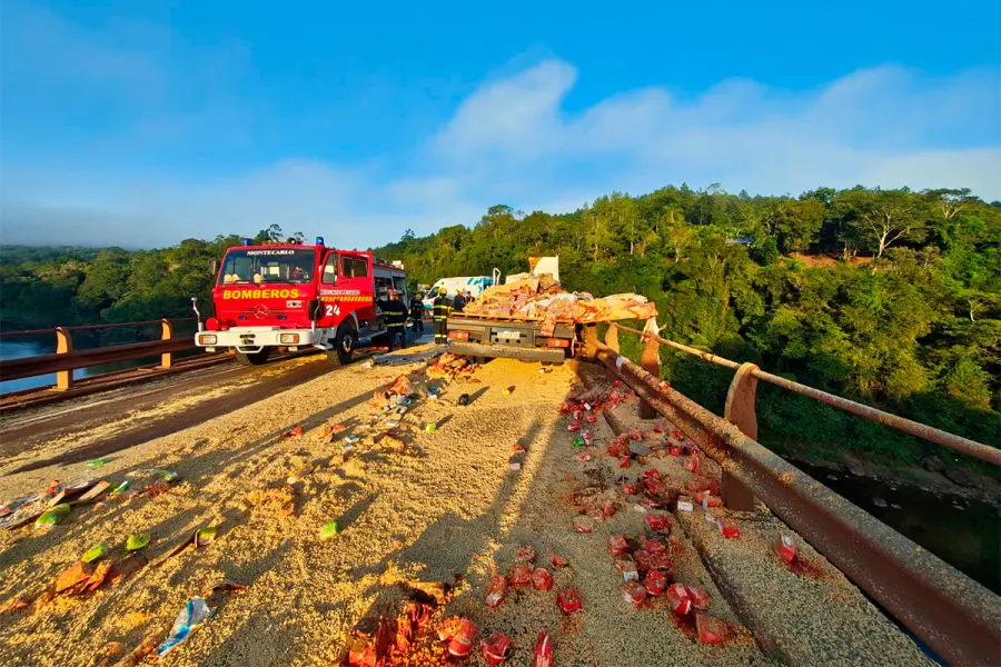 Choque y vuelco de camiones (foto Misiones online)