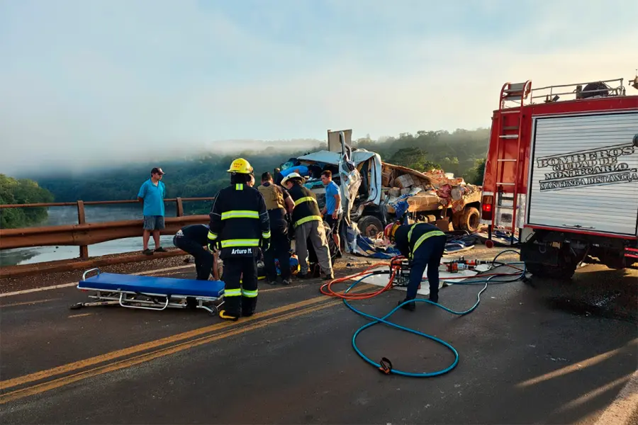 Choque y vuelco de camiones (foto Misiones online)