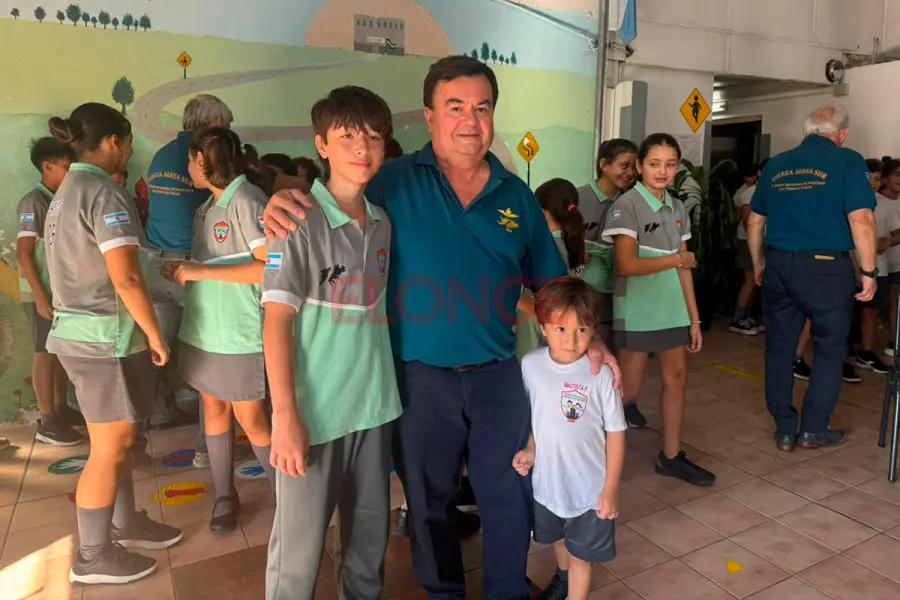 Benjam&iacute;n junto a su abuelo, ex combatiente de Malvinas (foto Elonce)