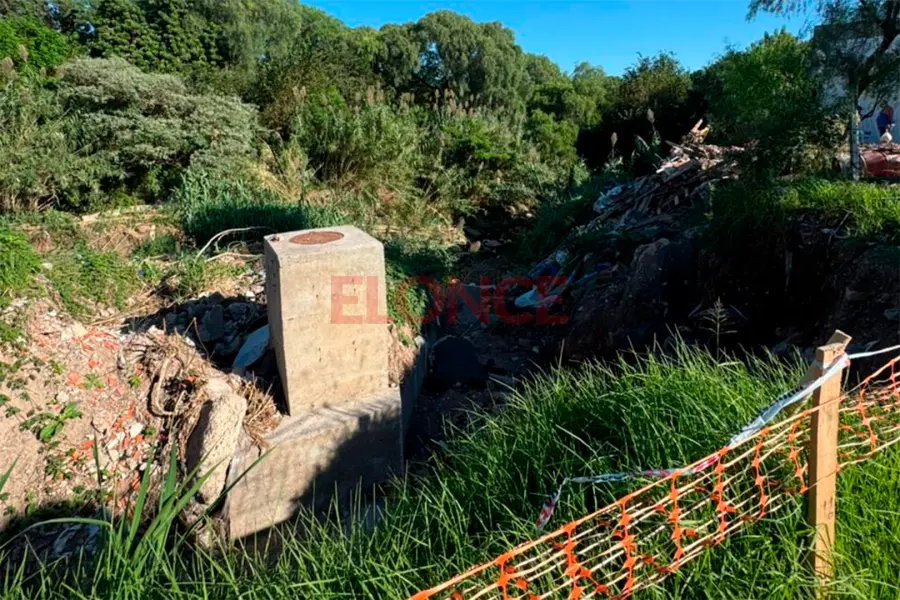 Demolici&oacute;n de casa construida sobre un arroyo (foto Elonce)