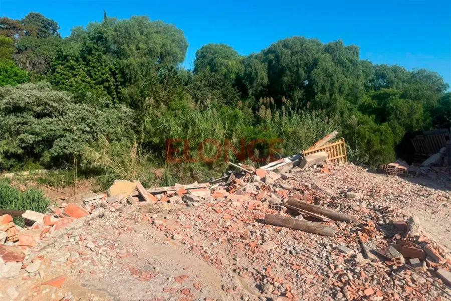 Demolici&oacute;n de casa construida sobre un arroyo (foto Elonce)
