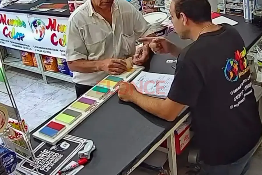 El cliente al reencontrarse con su dinero (foto Elonce)