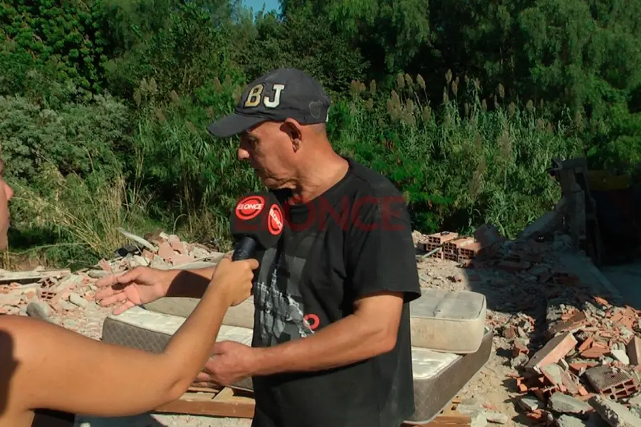 Cacho Fleitas y la demolici&oacute;n en zona del arroyo.