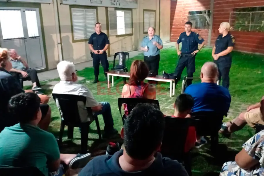 Polic&iacute;as mantienen reuniones por seguridad en sedes de comisiones vecinales.-