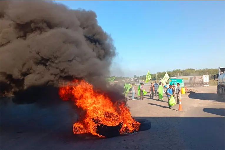 Empleados cesanteados de empresa constructora se manifestaron sobre Ruta 18 en Viale