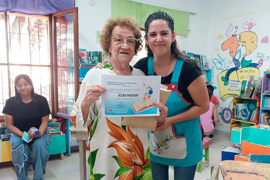 Alcira al recibir el reconocimiento de la biblioteca