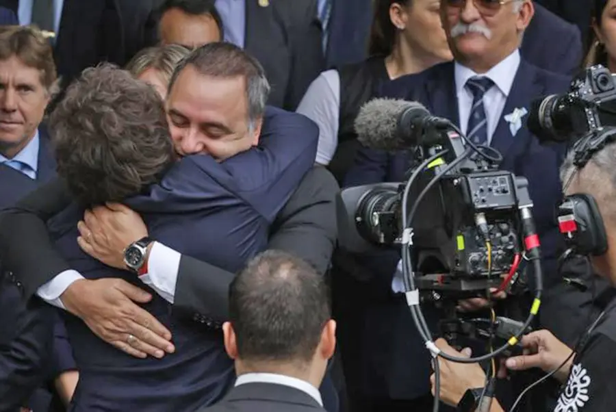 El abrazo entre Milei y Adorni (foto La Naci&oacute;n)