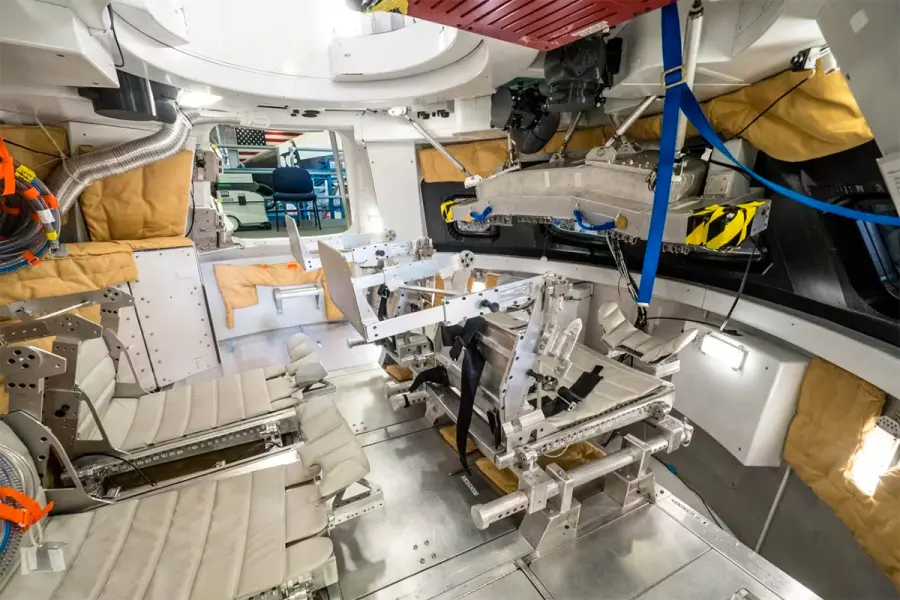Interior de la maqueta de fidelidad media de la nave Orion en el Centro Espacial Johnson en Houston, en mayo de 2016 (foto NASA)