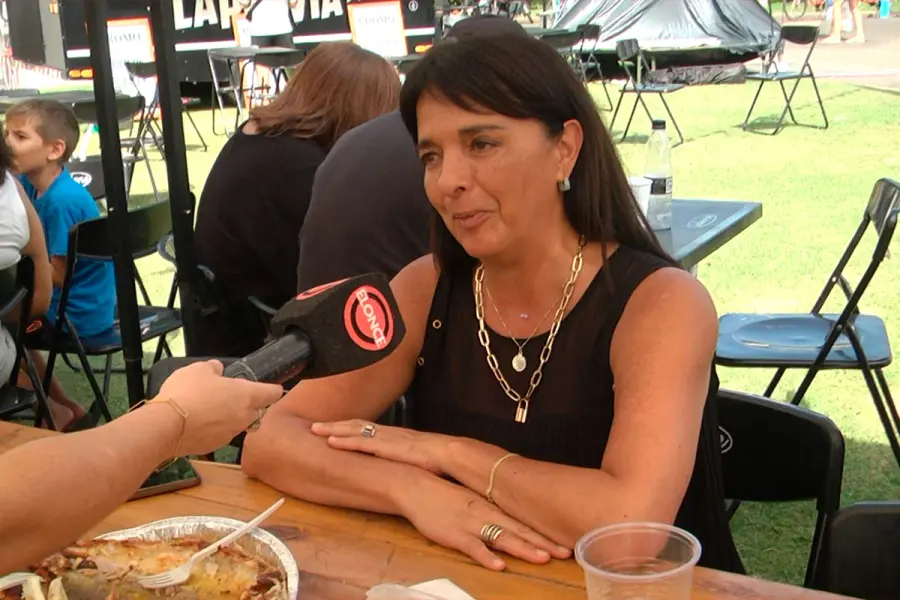 Una tucumana elogi&oacute; las empanadas de pescado paranaenses.