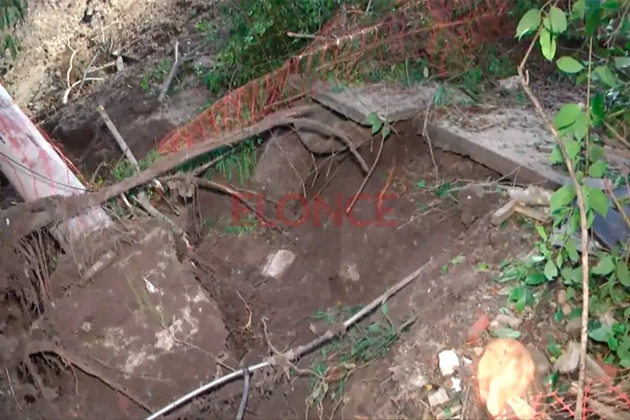 El poste de luz ca&iacute;do. Foto: Elonce.