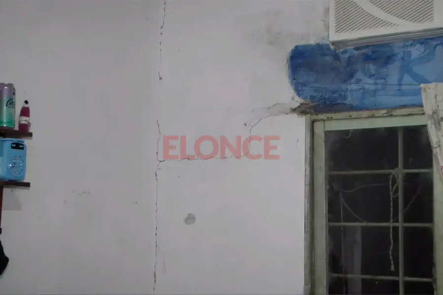La vivienda ya comenz&oacute; a agrietarse. Foto: Elonce.