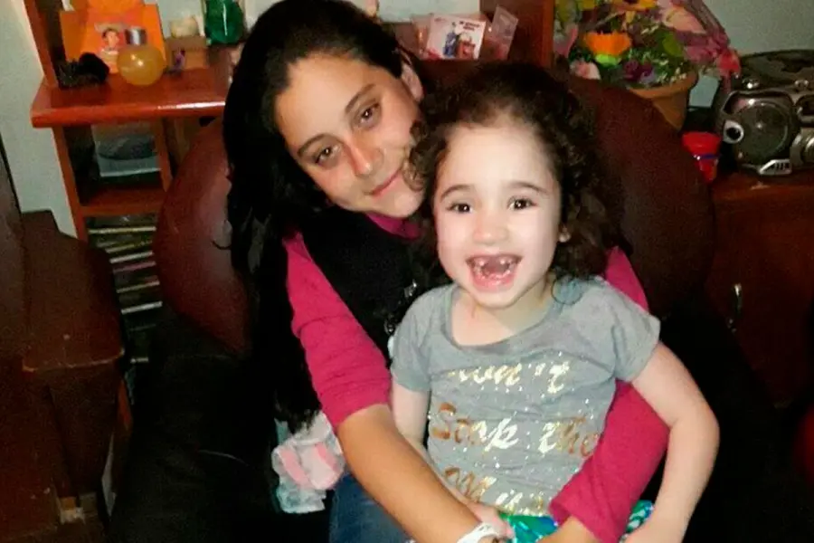 Luana y su hermana mayor.