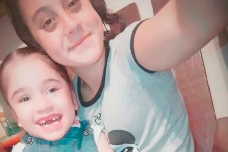 Emilia junto a su hermana Noelia.