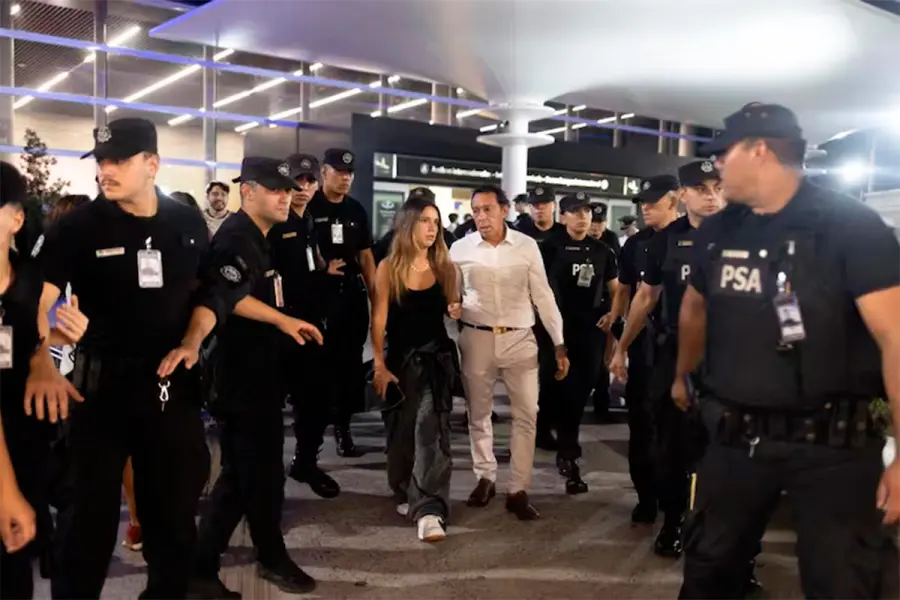 Agostina P&aacute;ez, junto a su padre, al arribar a Buenos Aires (foto Nicol&aacute;s Su&aacute;rez / La Naci&oacute;n)