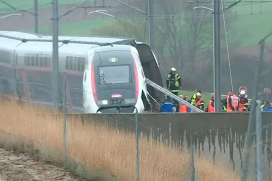 Accidente tren y cami&oacute;n.