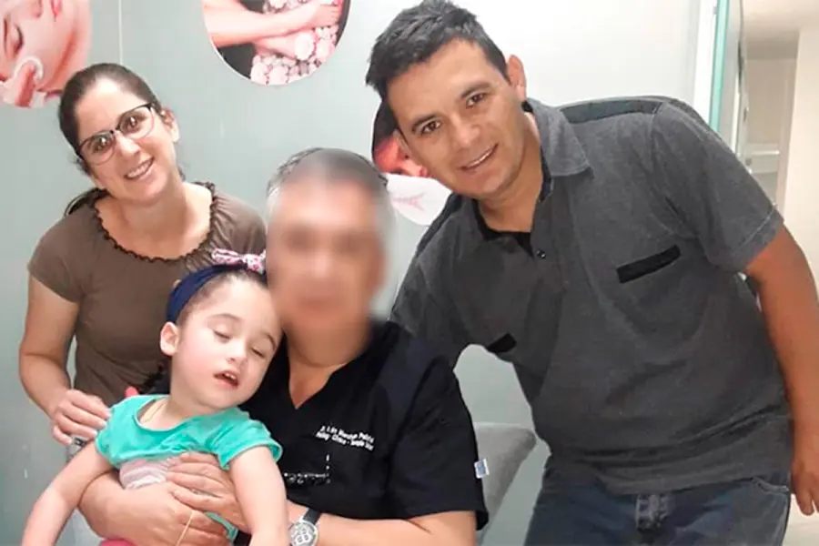 Luana Cabral, junto a sus padres (foto archivo)