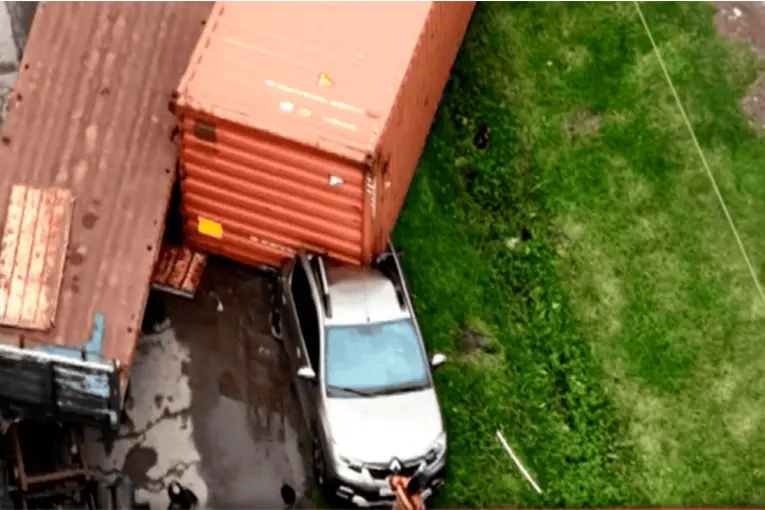 Un contenedor de 45.000 kilos cayó sobre un auto estacionado