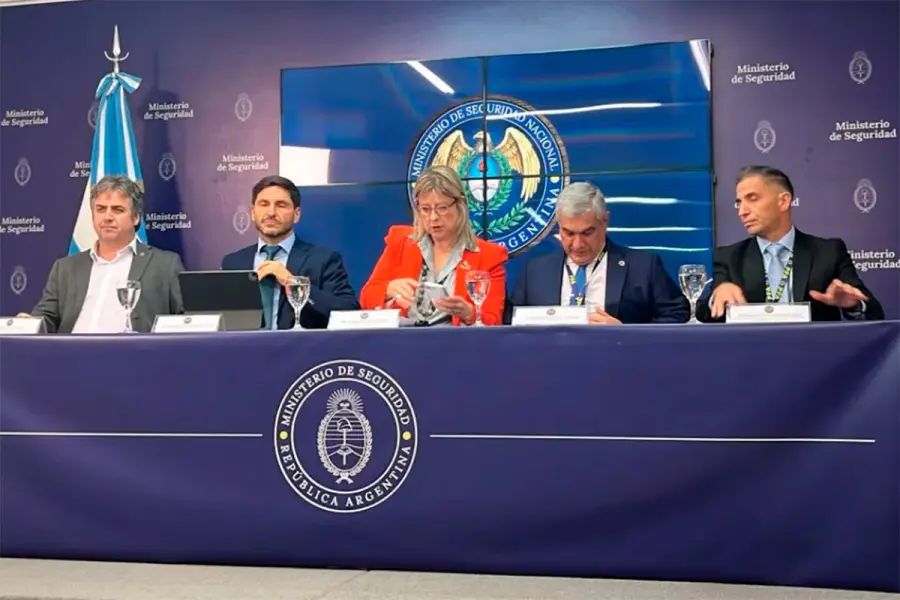 La ministra Alejandra Monteoliva y el gobernador Maximiliano Pullaro encabezaron la conferencia en el Ministerio de Seguridad (foto Aire de Santa Fe)