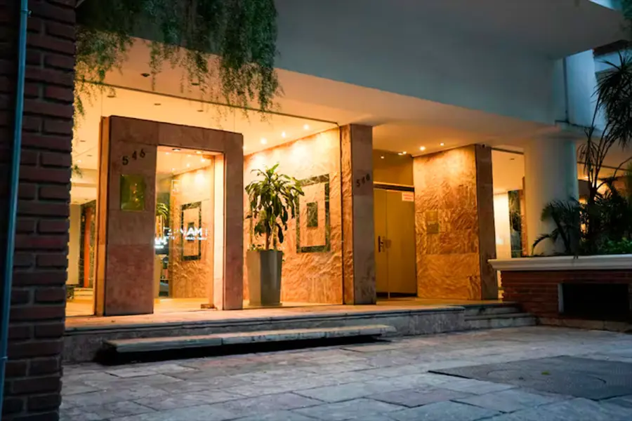 La fachada del edificio del departamento que tiene Manuel Adorni en el barrio de Caballito. (La Naci&oacute;n).