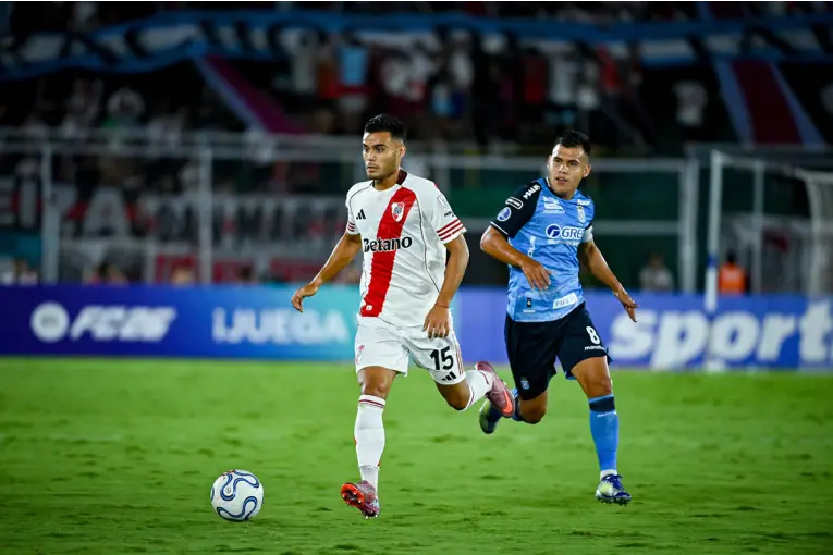 River afronta un partido determinante ante Blooming para asegurar su lugar en octavos