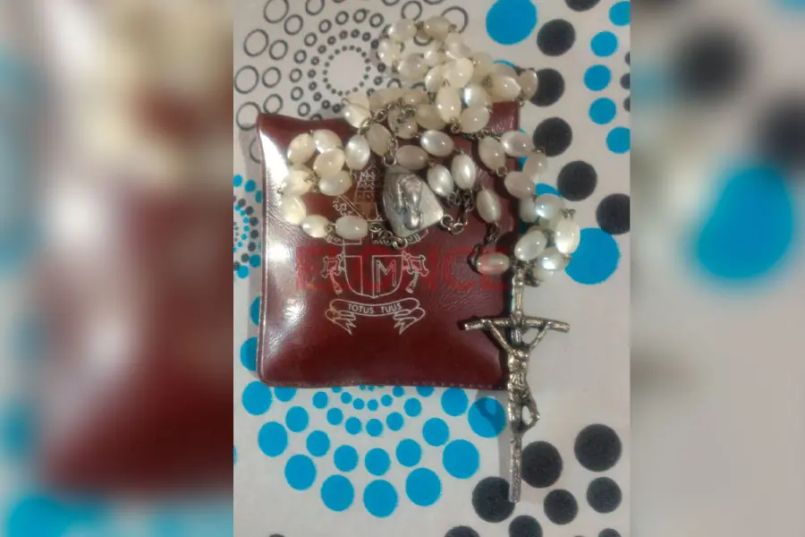 Rosario que recibi&oacute; Alberto Dom&iacute;nguez del papa Juan Pablo II. Foto: Elonce.