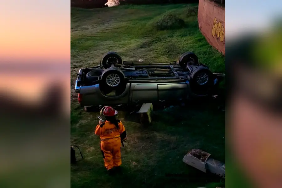 Vuelco en la costanera de Col&oacute;n (foto Polic&iacute;a de Entre R&iacute;os)