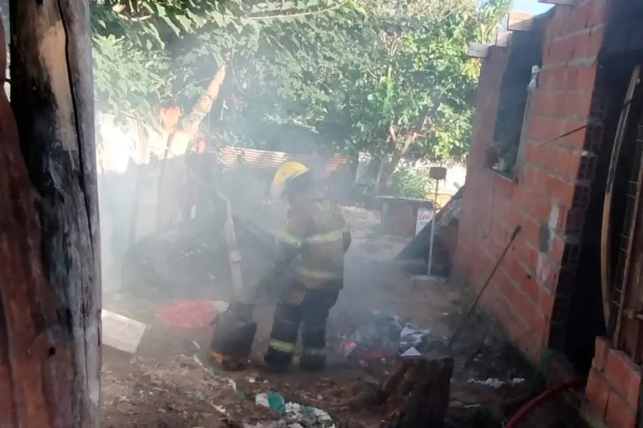 Incendio en una vivienda de Paran&aacute; (foto Bomberos Voluntarios de Paran&aacute;)