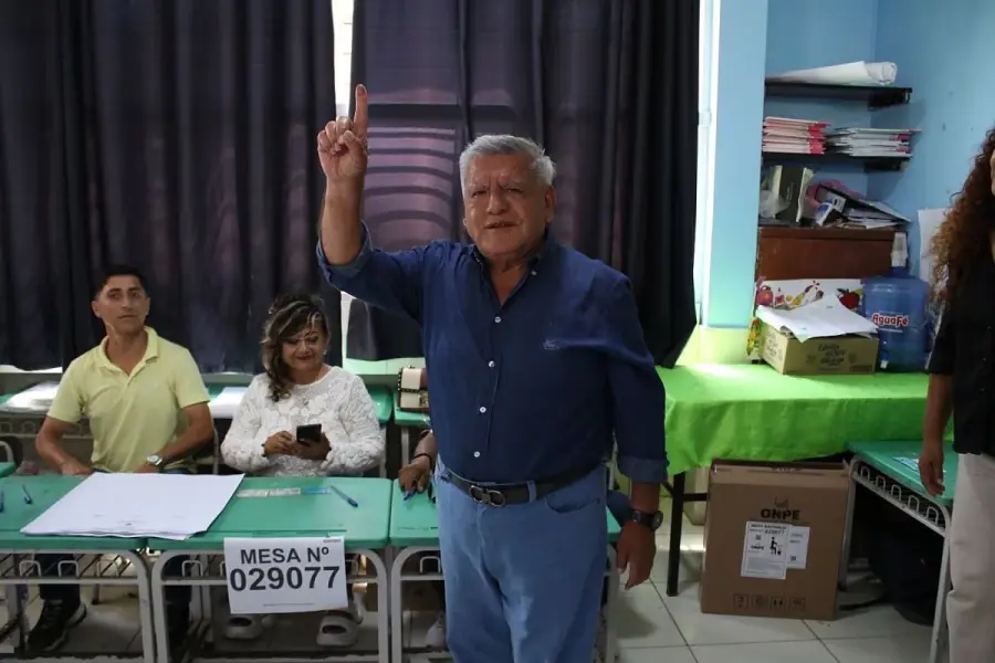 El candidato presidencial de Alianza para el Progreso, C&eacute;sar Acu&ntilde;a, vot&oacute; este domingo en La Libertad | Foto: Johnny Aurazo para El Comercio