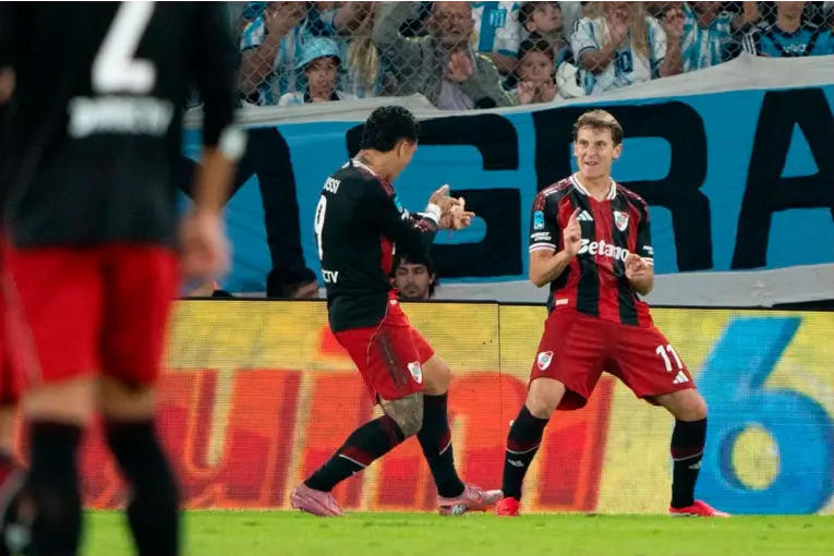 River superó a Racing por 2 a 0 en Avellaneda y espera entonado el Superclásico