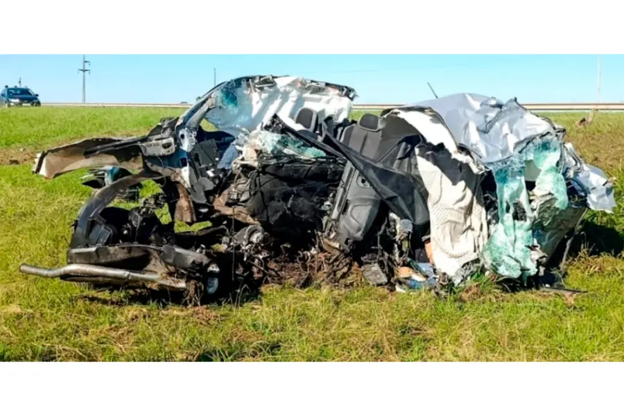 La camioneta qued&oacute; destruida