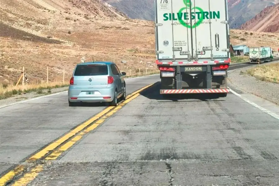 Cruzar en doble l&iacute;nea amarilla, entre las infracciones m&aacute;s comunes en las rutas