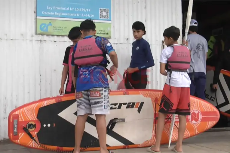 La Escuela de Canotaje retomó sus actividades en el río e invitan a sumarse