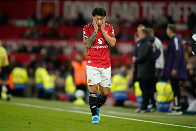 Video: la insólita expulsión del entrerriano Lisandro Martínez en la Premier League