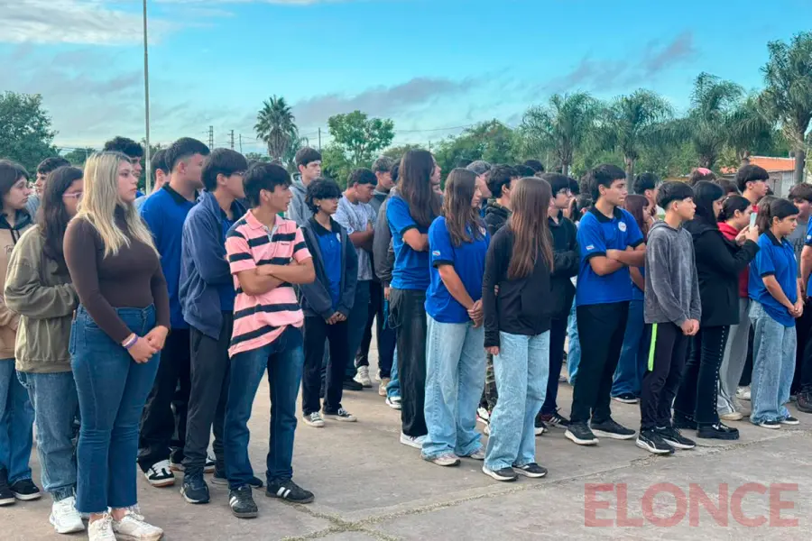 Veteranos de Malvinas en acto escolar en San Benito (foto Elonce)