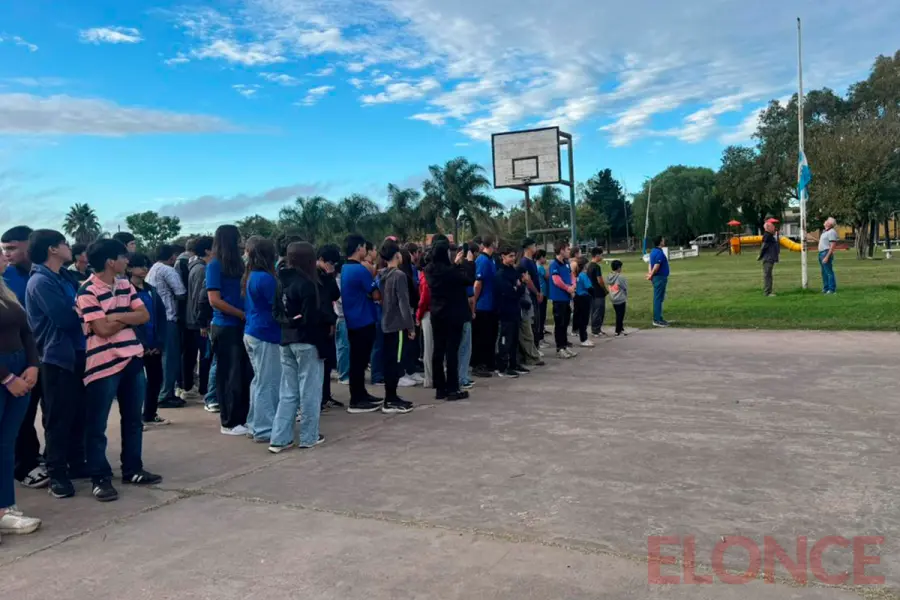 Veteranos de Malvinas en acto escolar en San Benito (foto Elonce)