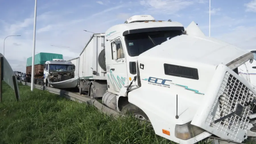 Choque m&uacute;ltiple en San Lorenzo (foto La Capital)