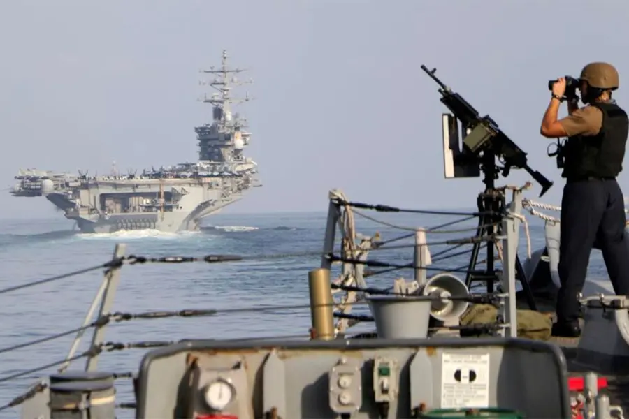 Buques de guerra cruzan el estrecho de Ormuz hacia el golfo P&eacute;rsico en 2023. (AP)