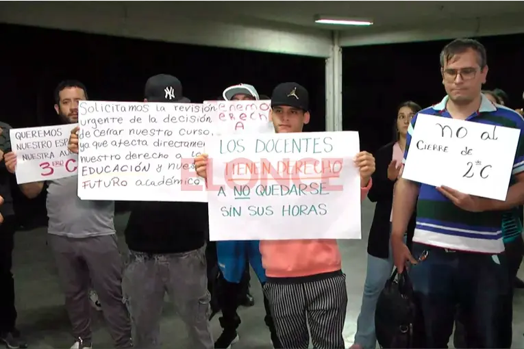 Comunidad educativa de Escuela Neuquén reclama por cierre de división de adultos