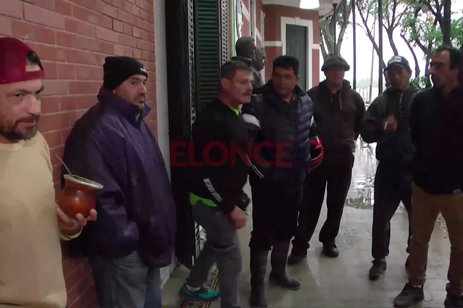 Reclamo de pescadores en Prefectura Paran&aacute; (foto Elonce)