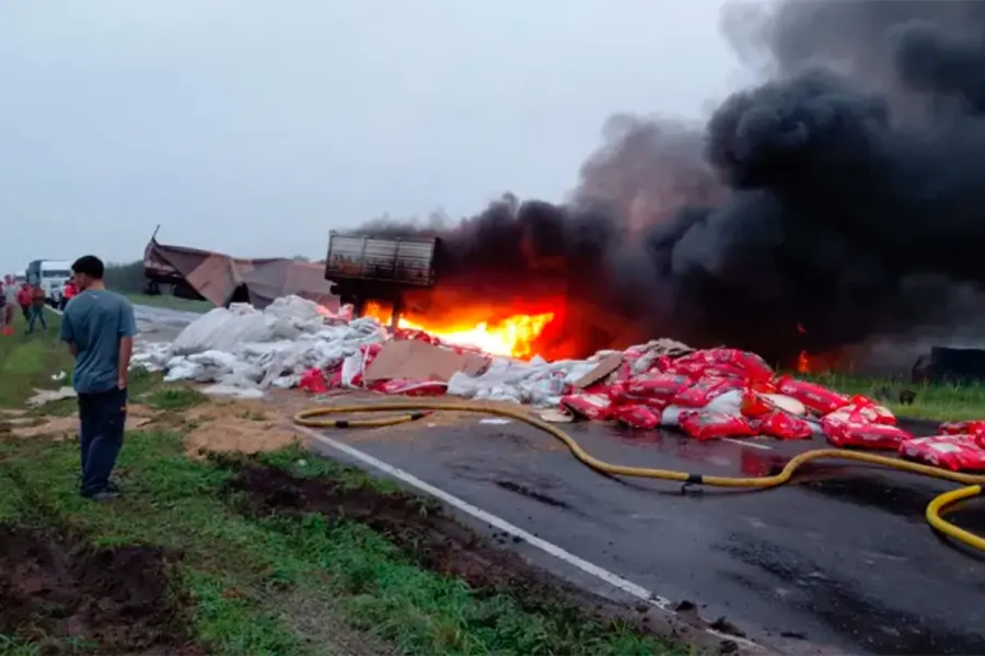 Fatal choque e incendio de camiones en Chaco (foto Diario Norte)