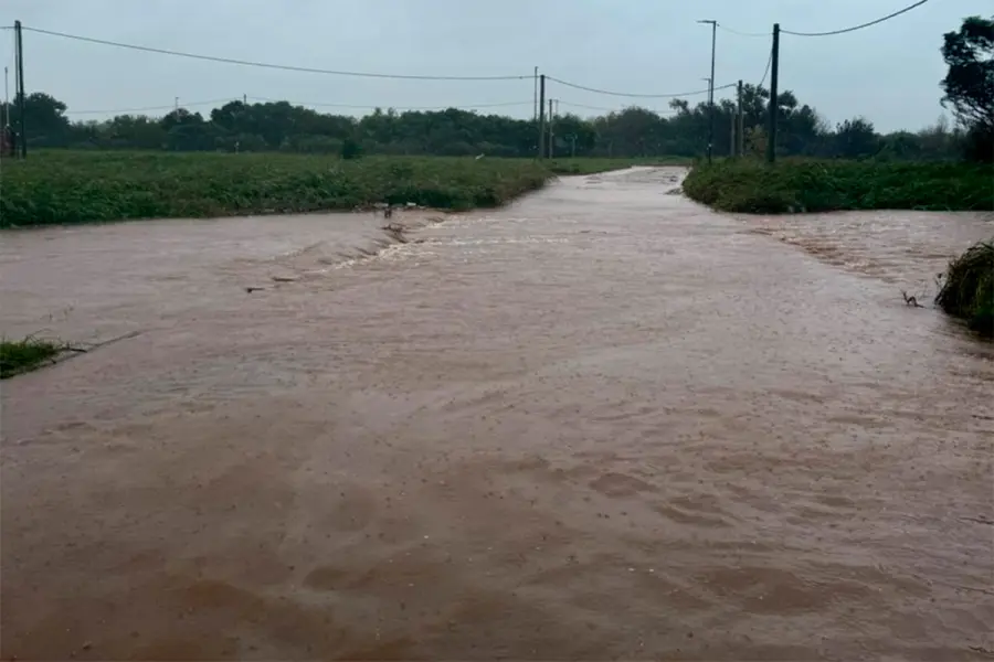 Desborde de arroyo Las Tunas, a la altura de San Benito (foto Municipalidad de San Benito)